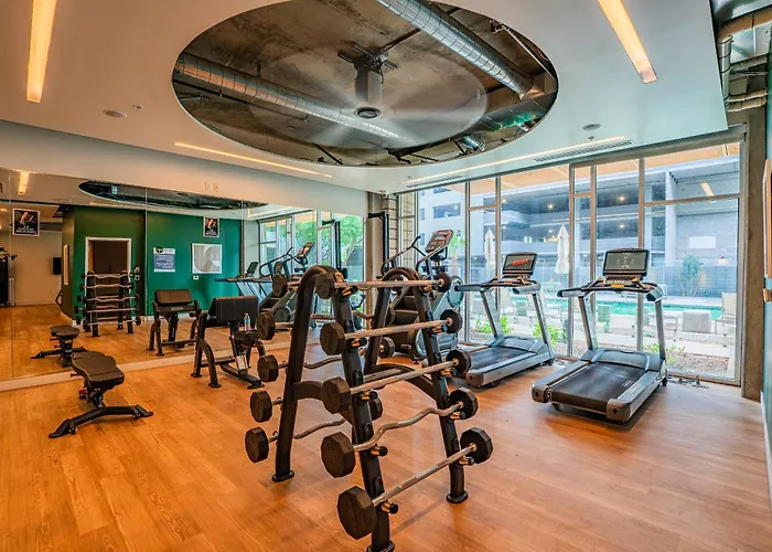 Dt Escape With Pool Gym Parking Wd Balcony Phoenix