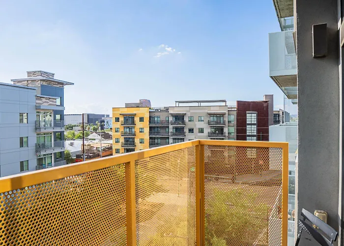 Dt Escape With Pool Gym Parking Wd Balcony Phoenix