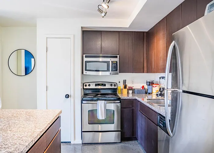 Apartment Dt Escape With Pool Gym Parking Wd Balcony Phoenix