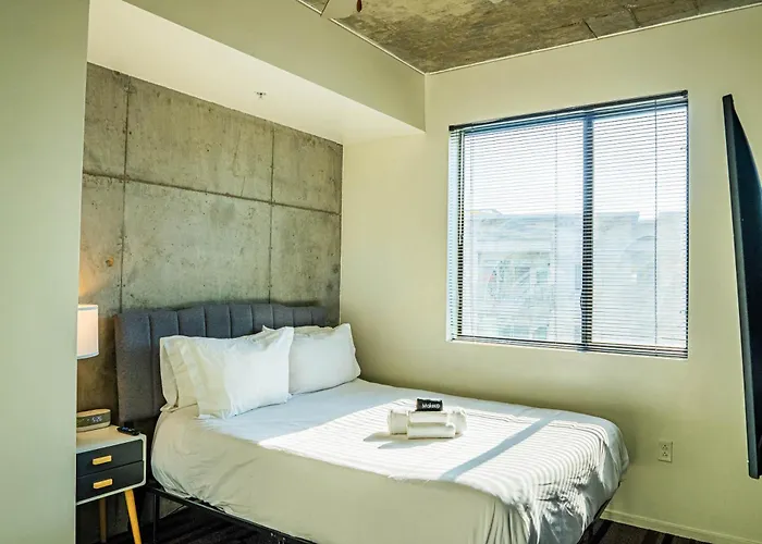 Dt Escape With Pool Gym Parking Wd Balcony Apartment Phoenix