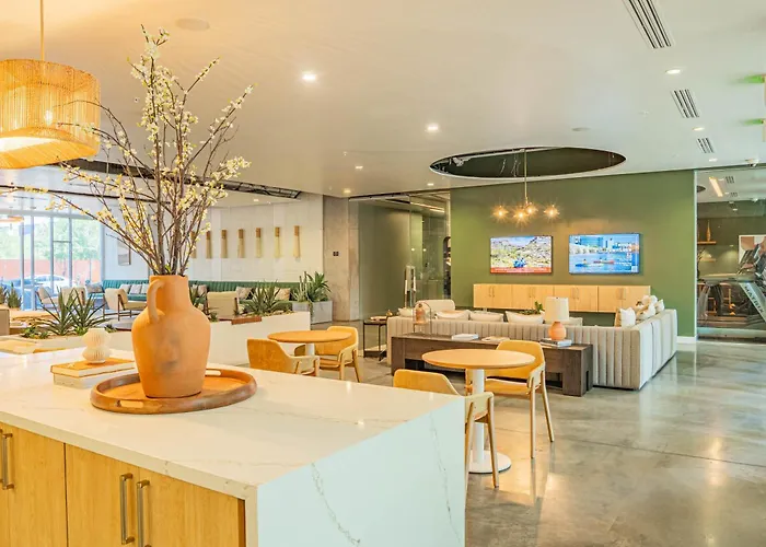 Dt Escape With Pool Gym Parking Wd Balcony Phoenix